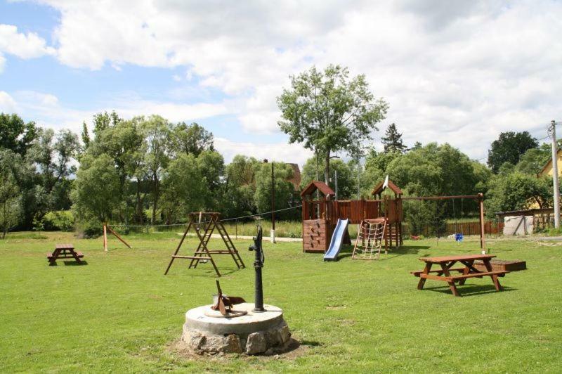Karpnicka Struga W Dolinie Palacow I Ogrodow Jelenia Góra Esterno foto